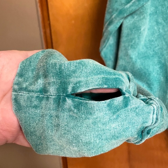 ZENANA. Turquoise/Green Long Distressed Sleeve Shirt. HAS THUMB HOLES. Size L. - Picture 3 of 6